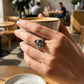 🖤 Silberfarbener Boho-Ring mit schwarzem Tropfenstein und Rankenmuster